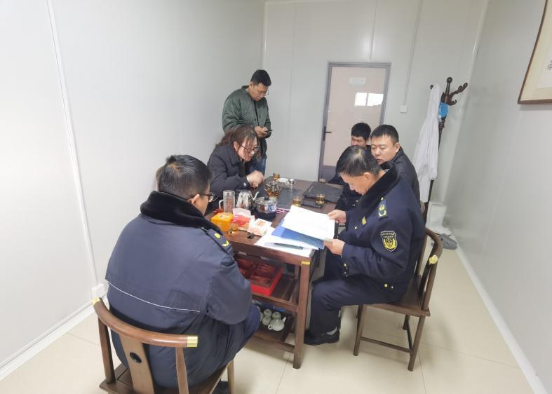 秦皇臺鄉(xiāng)應(yīng)急辦對隆鑫健達(dá)公司進行一次安全檢查活動